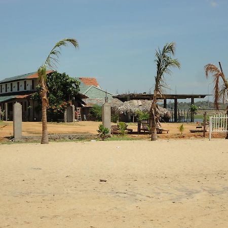Yoho Hotel Arugambay Beach Inn 阿鲁甘湾 外观 照片